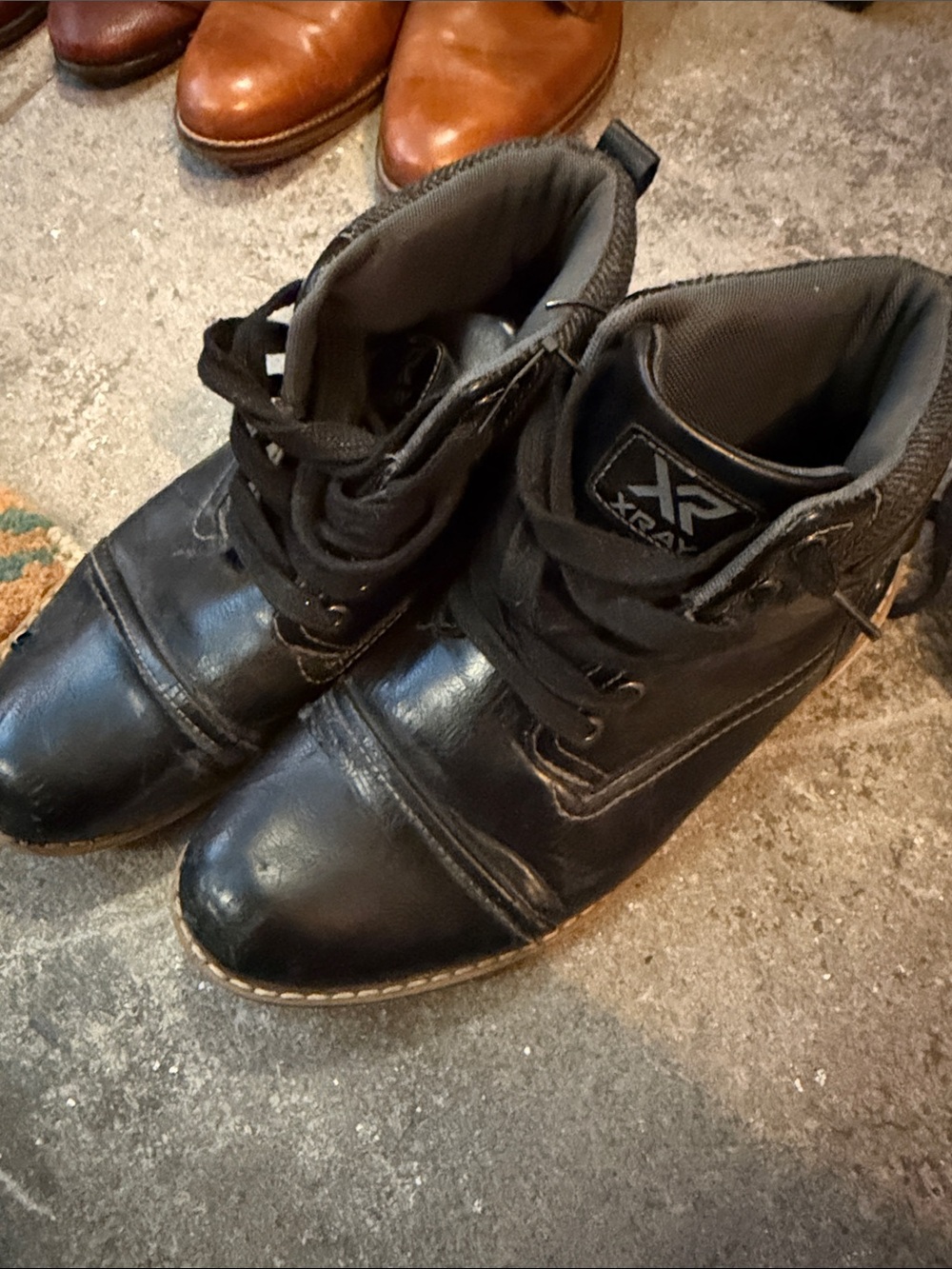 Black Leather Men’s Chukka Boots with Lace-Up Comfort